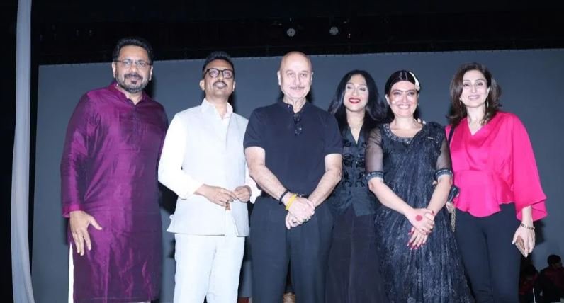 my naam is jaan मुंबई में ‘माई नेम इज जान’ नाटक का शानदार आयोजन अनुपम खेर ने अर्पिता चटर्जी के अभिनय की जमकर की सराहना