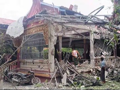 म्यांमार बौद्ध मठ पर हवाई हमला 23 की मौत 30 घायल 