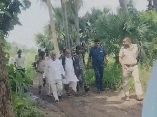 धोती पकड़े मंत्री भागे 1 किलोमीटर मुआवज़ा मांग रहे गांववालों का फूटा गुस्सा
