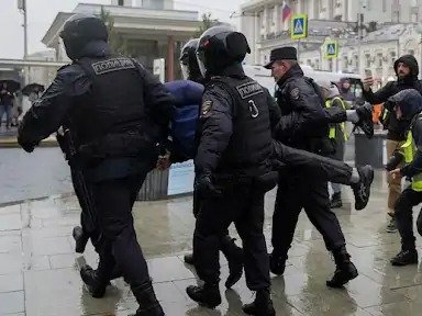 रूस में भारतीय छात्रों पर बढ़ते हमले और शोषण 2025 में दर्ज 350 शिकायतें आधे से ज्यादा रूस से