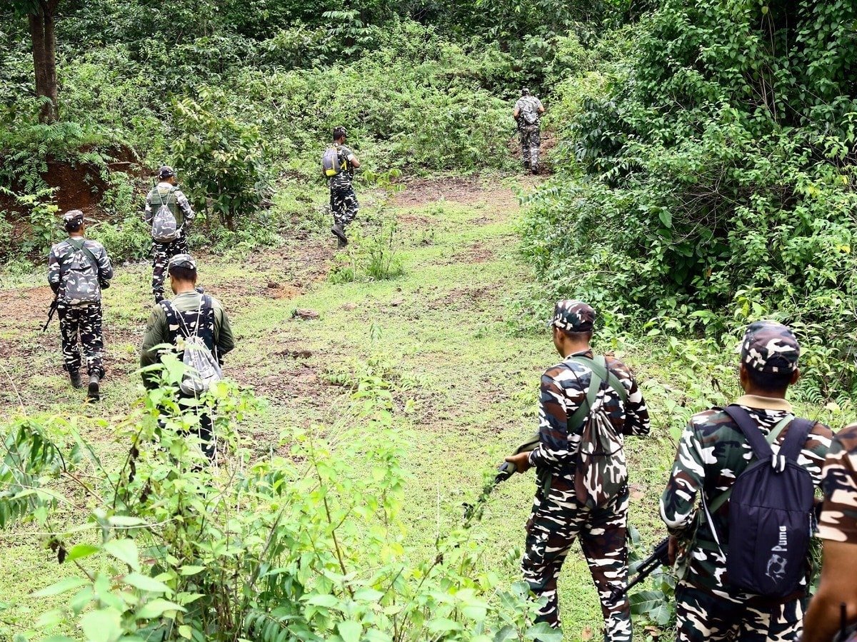 naxalites  छत्तीसगढ़ और आंध्र प्रदेश की सीमा पर सुरक्षाबलों ने 13 नक्सली मार गिराए