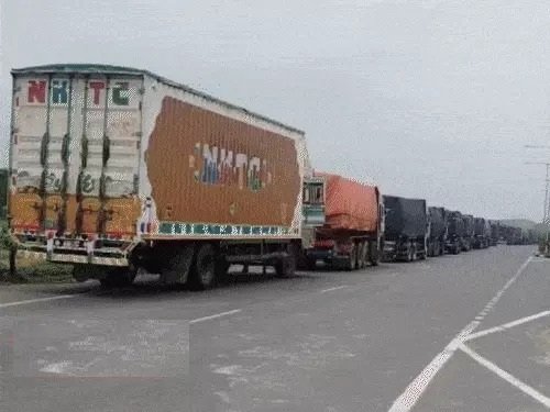 नेपाल में आग बिहार में हड़कंप जेल से भागे 576 कैदी 10 भारत में पकड़े गए