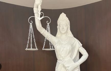 lady of justice सुप्रीम कोर्ट में लेडी ऑफ जस्टिस की नई मूर्ति आंखों से पट्टी हटाकर संविधान की किताब थमाई गई