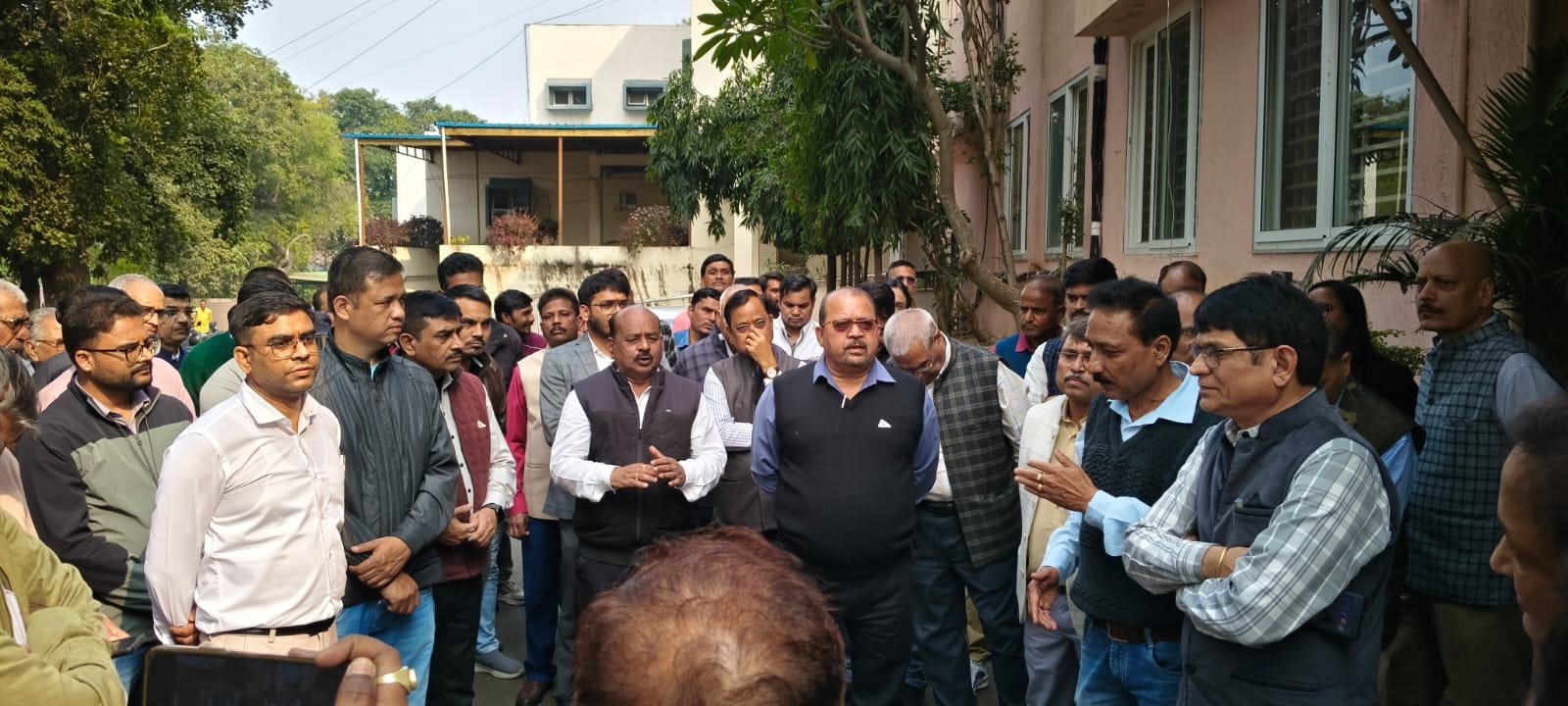 officersemployees on indefinite strike अनिश्चितकालीन हड़ताल पर जनसंपर्क विभाग के अधिकारी और कर्मचारी