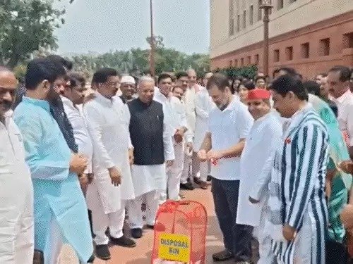  संसद में हंगामा  राहुल‑प्रियंका गांधी ने sir प्लेकार्ड फाड़कर किया विरोध