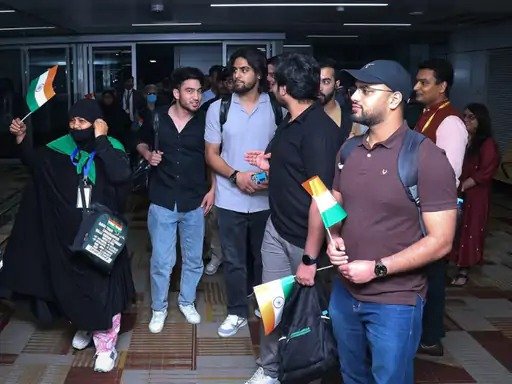 ऑपरेशन सिंधु 407 भारतीयों की घर वापसी वन्दे मातरम् के साथ भावुक पल