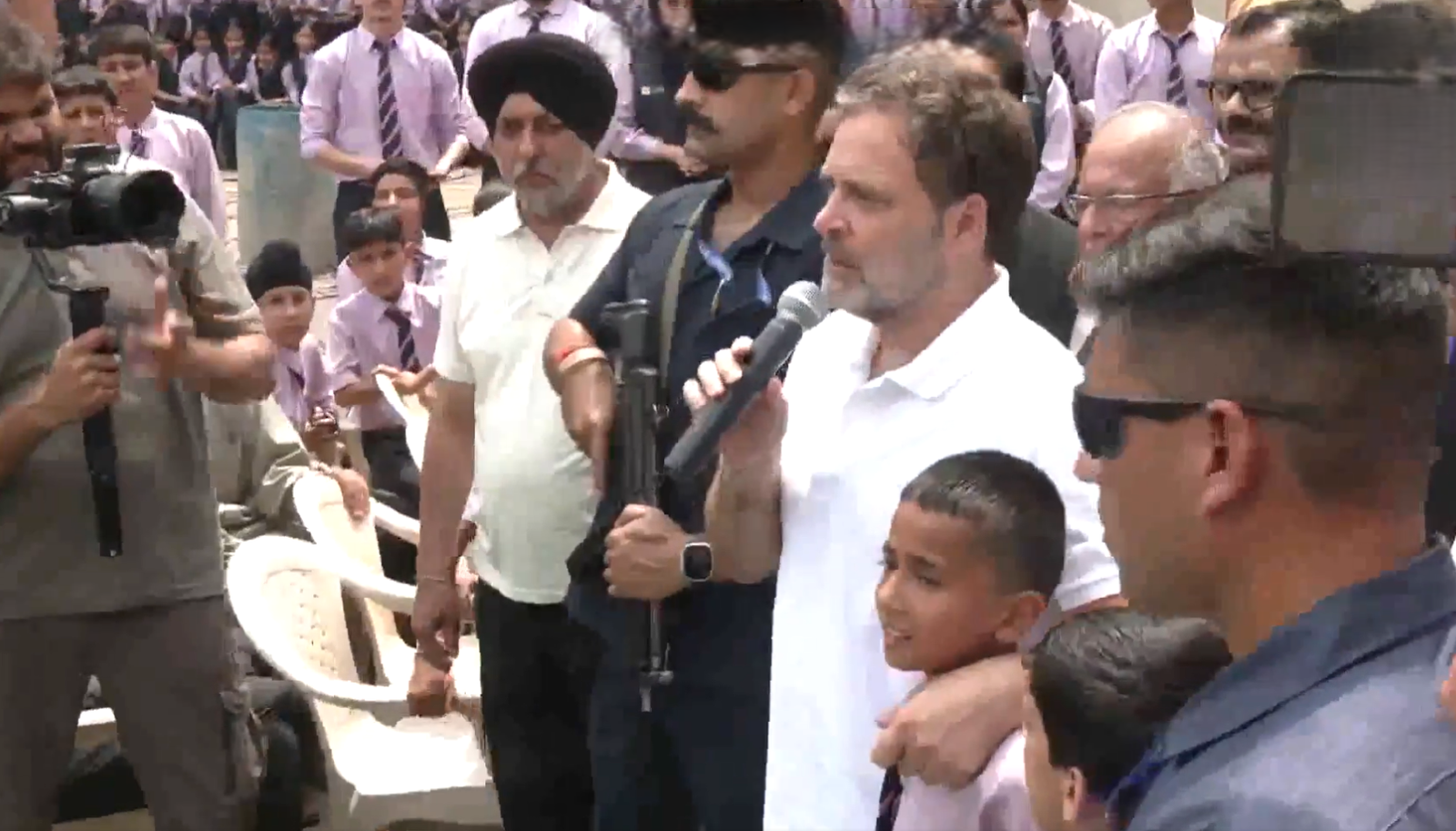 जम्मू-कश्मीर राहुल गांधी पाकिस्तानी गोलाबारी से प्रभावित पुंछ में लोगों से मिले