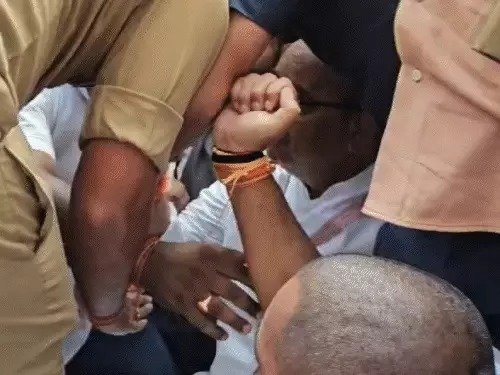 रायबरेली बना सियासी रणभूमि राहुल गांधी के स्वागत में लगे नारे विरोध में बैठे मंत्री