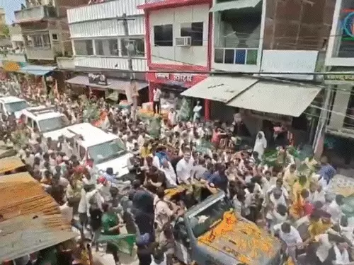 राहुल गांधी की वोट अधिकार यात्रा गयाजी में पेड़ और बसों पर चढ़े लोग