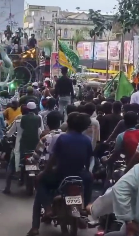 sagar viral video 2025 सागर में धार्मिक जुलूस पर बवाल तीनबत्ती तिराहे पर "सर तन से जुदा" के नारे - हिंदू संगठनों में आक्रोश