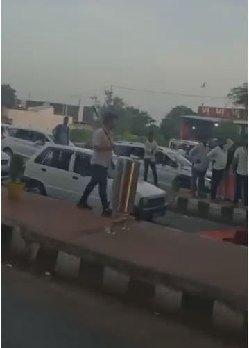 mla nephew toll plaza incident dewas टोल नाका पर mla के भतीजे का हंगामा… डंडा लेकर धमकी वीडियो वायरल
