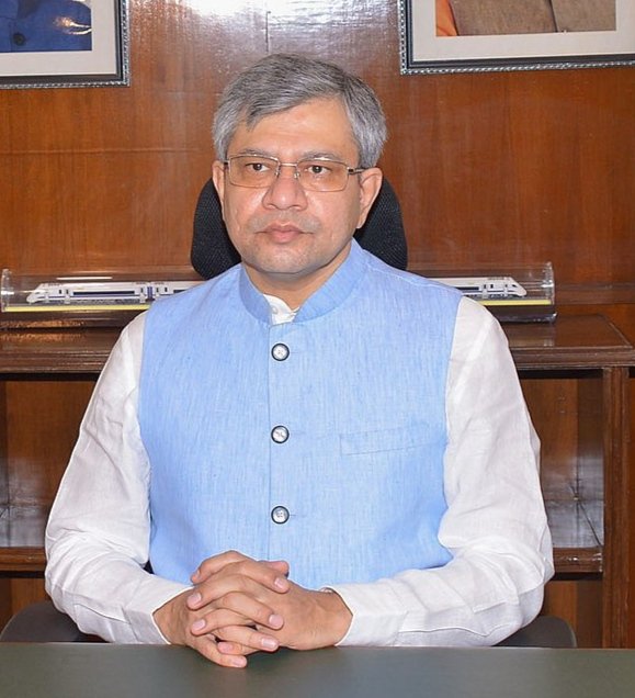 railway safety review india 2025 रेलवे सेफ्टी पर सख्त हुए रेलमंत्री अश्विनी वैष्णव सभी लेवल क्रॉसिंग गेट्स पर लगेंगे cctv 15 दिवसीय सुरक्षा अभियान शुरू