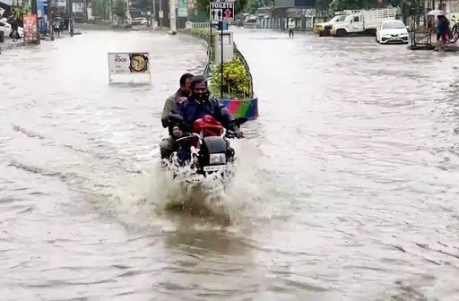 तमिलनाडु-केरल में भारी बारिश स्कूल-कॉलेज बंद आंध्र में रेड अलर्ट