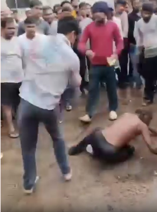 gotmar mela violence गोटमार मेले में इंसानियत शर्मसार… बुजुर्ग की बेरहमी से पिटाई भीड़ बनी रही तमाशबीन