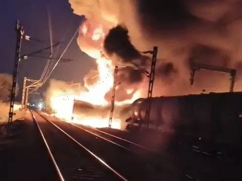 तमिलनाडु में बड़ा रेल हादसा मालगाड़ी पटरी से उतरी 18 बोगियां जलकर खाक