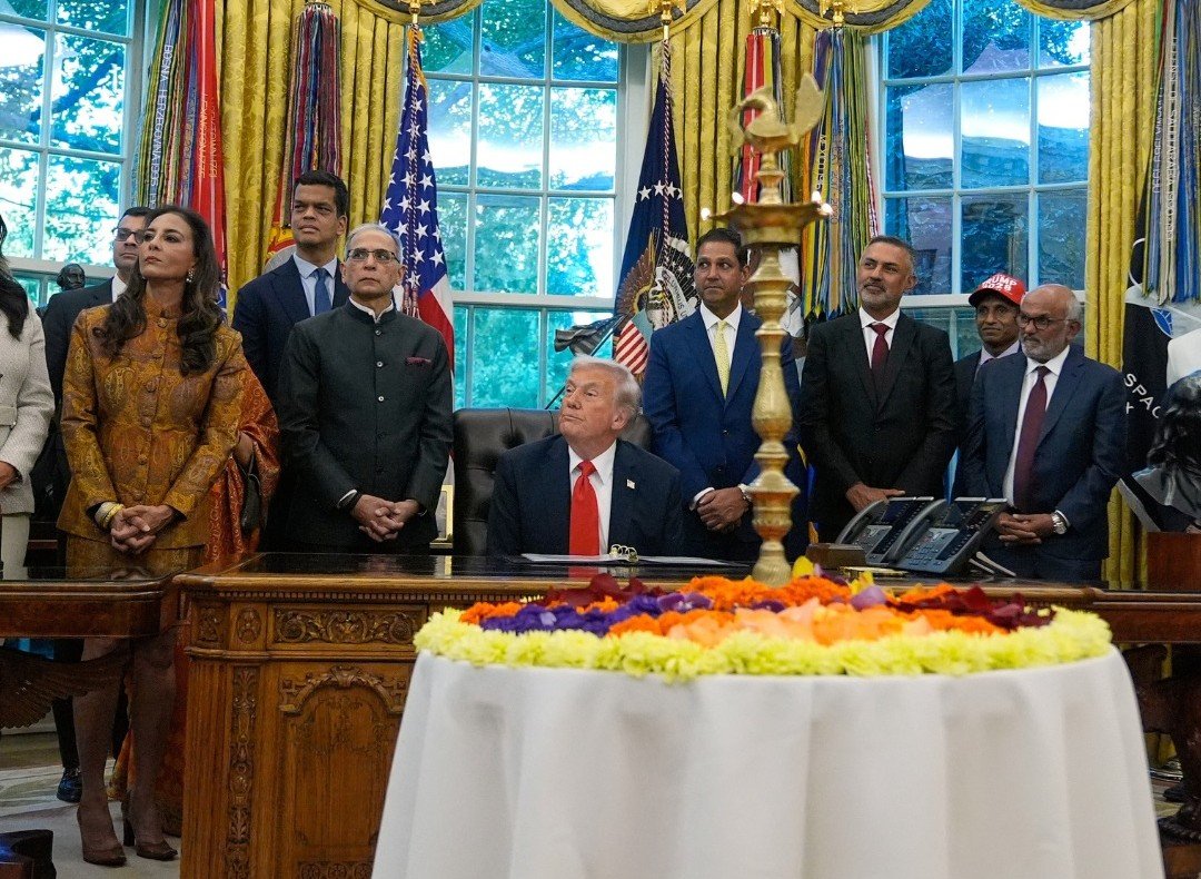 व्हाइट हाउस में पहली बार इतनी रौनक डोनाल्ड ट्रम्प ने दिवाली के मौके पर जलाए दीप