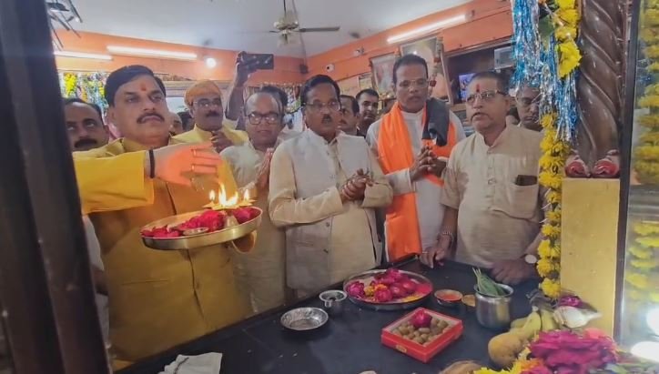 dr mohan yadav guru purnima प्रदेश के मुखिया डॉ मोहन यादव ने गुरु पूर्णिमा पर महर्षि सांदीपनि आश्रम में किया पूजन