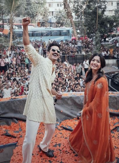 rashmikavicky visit golden temple रश्मिका मंदाना और विक्की कौशल पहुंचे गोल्डन टेम्पल व्हीलचेयर पर दिखीं रश्मिका