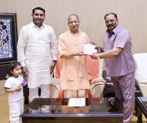 kuldeep sent wedding invitation cm yogi क्रिकेटर कुलदीप यादव जल्द करेंगे शादी cm योगी को भेजा इविटेशन