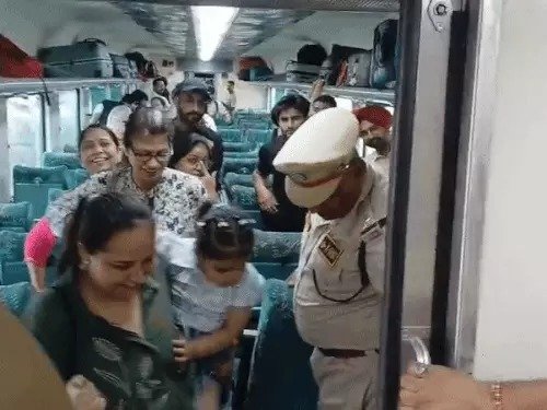  शताब्दी में बम है धमकी से मचा हड़कंप यात्रियों में अफरा-तफरी