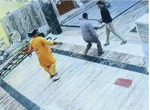अचलेश्वर मंदिर के पुजारी ने की श्रद्धालु से मारपीट video कैमरे में कैद