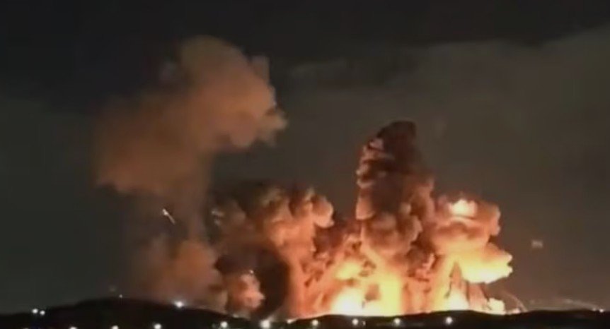 इस्फहान में अमेरिकी बंकर-बस्टर बमों से हथियार डिपो तबाह ट्रम्प का वीडियो वायरल