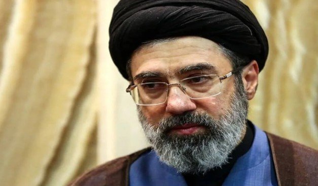 खामेनेई की मौत के बाद मोजतबा के हाथ ईरान की कमान