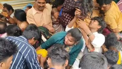 andhra pradesh वेंकटेश्वर मंदिर में आस्था पर भारी पड़ी अफरा-तफरी 9 की मौत