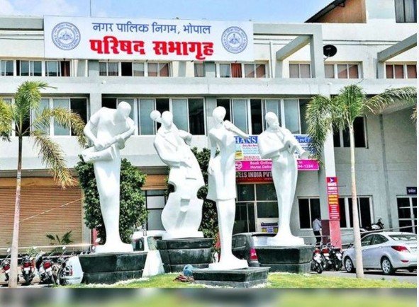 bhopal news नगर निगम का फेस अटेंडेंस सिस्टम फेल 16 हजार में से सिर्फ 2500 कर्मचारी लगा रहे हाजरी