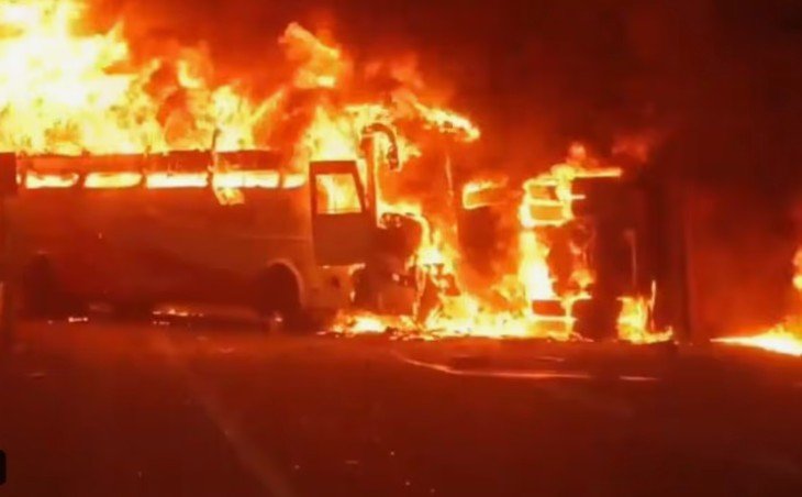 आंध्र प्रदेश में बस-लॉरी टक्कर के बाद भीषण आग14 लोग जिंदा जले