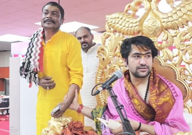 bageshwar-dham चमकी भक्त की किस्मत रातों-रात आदिवासी गायक फेमस बागेश्वर सरकार ने खुश होकर दी एक दिन की पूरी चढ़ोत्तरी