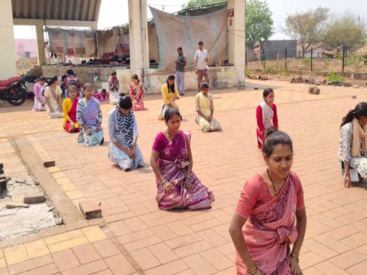 आमरण अनशन का 81वां दिनदंडवत प्रणाम करते डीएड अभ्यर्थी जा रहे विधानसभा