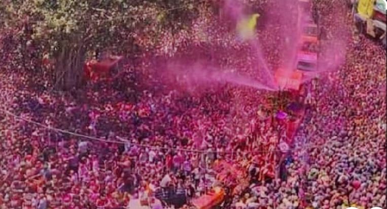 इंदौर की रंगपंचमी गेर में ‘मिसाइल’ मशीनों से उड़ा गुलाल रंगों में डूबा शहर