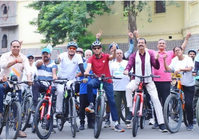 no car day 2025 इंदौर में आज नो कार डेसाइकिल पर निकले जनप्रतिनिधि- कांग्रेस नेता बोले- पहले गड्ढे सही करें