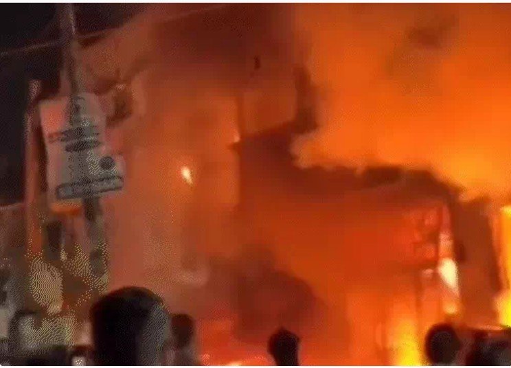 इंदौर में ev चार्जिंग के दौरान भीषण आग एक ही परिवार के 8 लोगों की मौत