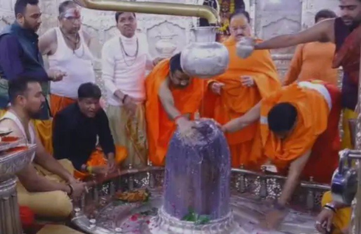 जेपी नड्डा बाबा महाकाल अभिषेक जेपी नड्डा ने सीएम के साथ बाबा महाकाल का किया अभिषेक अन्न क्षेत्र में श्रद्धालुओं संग किया भोजन
