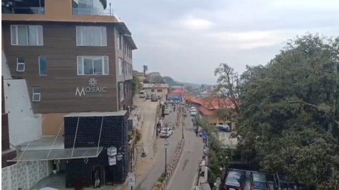 मसूरी में मौसम का मिजाज बदलाठंडी हवाओं और फुहारों ने बढ़ाई रौनक