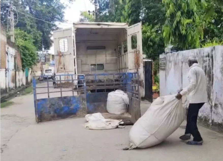 morena मेयर की भैंस बनी ‘vip’ सरकारी एम्बुलेंस में भूसा पहुंचा महापौर आवास