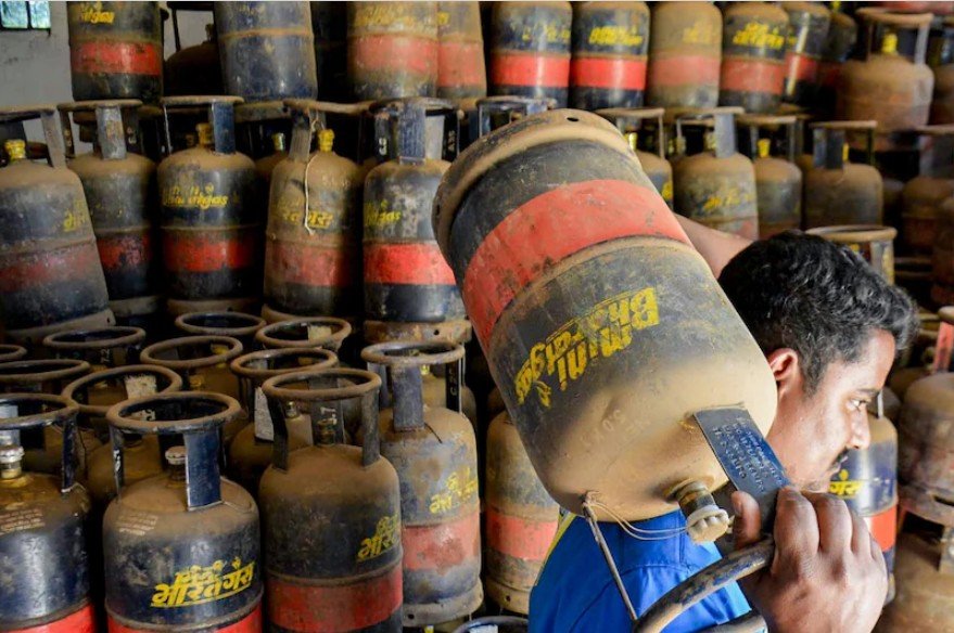 भारत में गैस की किल्लत कई राज्यों में  कॉमर्शियल गैस सिलेंडर सप्लाई बंद