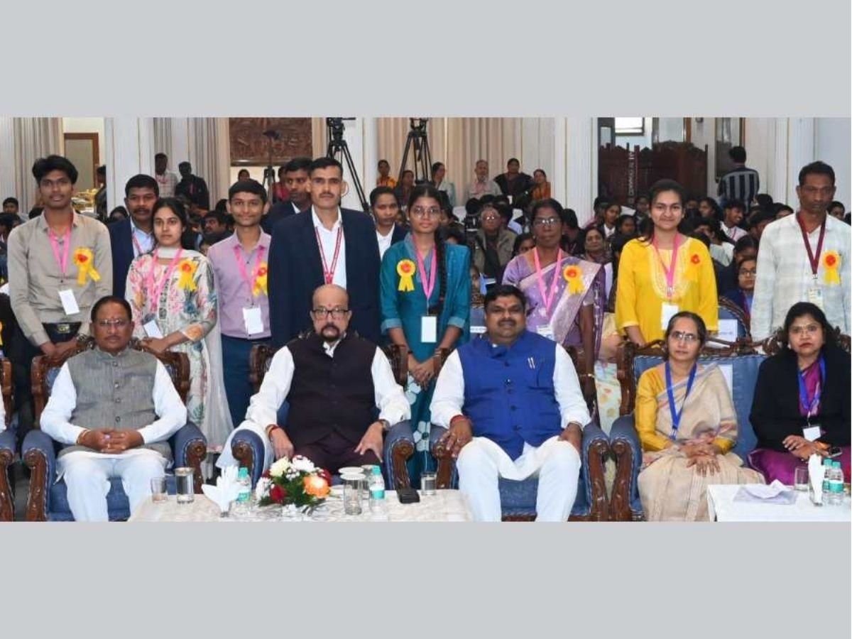 chhattisgarh news राज्यपाल रमेन डेका और cm साय ने 10th-12th के मेधावी विद्यार्थियों को किया सम्मानित