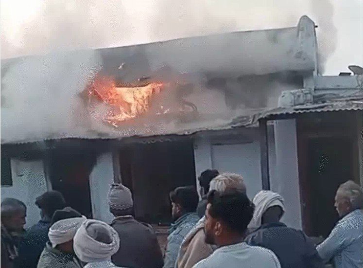 खंडवा आग की घटना घर में सो रहा किसान जिंदा जला 3 घर हुए राख