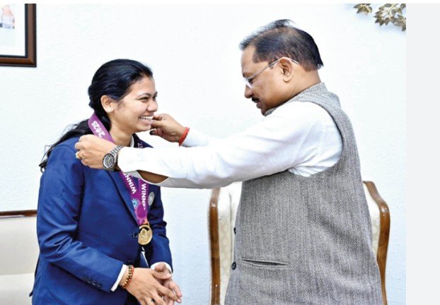 women’s cricket world cup फिजियोथेरेपिस्ट आकांक्षा ने सीएम से की मुलाकात