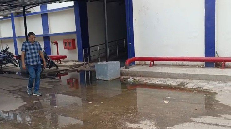 अस्पताल के आम रास्ते में सीवरेज का गंदा पानी भरामरीजों को हो रही परेशानी