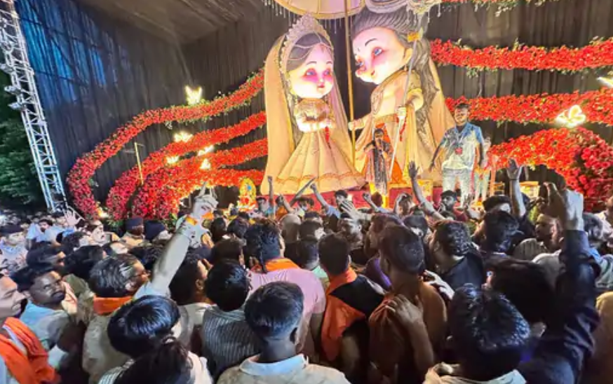 raipur ganesh panda रायपुर गणेश-पंडाल बवाल हिंदू-संगठनों के विरोध के बाद मूर्ति ढकी और fir दर्ज