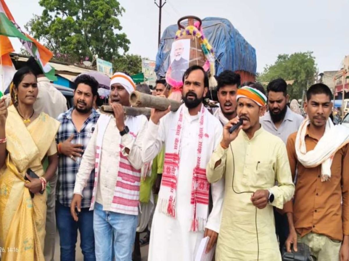 गैस की किल्लत पर कांग्रेस का अनोखा प्रदर्शनसिलेंडर की निकाली शवयात्रा