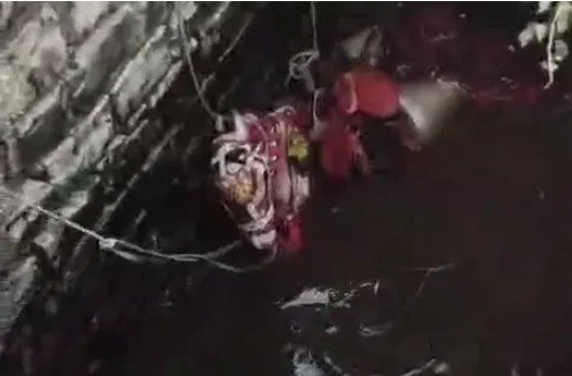 खंडवा में दूल्हे की घोड़ी कुएं में गिरी फुर्ती से कूदकर दूल्हे ने बचाई जान