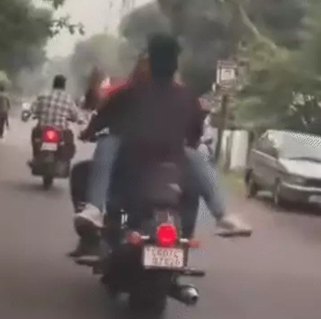 cg bhilai बेशर्मी की हददुर्ग में चलती बाइक पर कपल का रोमांस वीडियो वायरल होने पर बोले asp-सस्ती लोकप्रियता का गलत तरीका लेंगे एक्शन