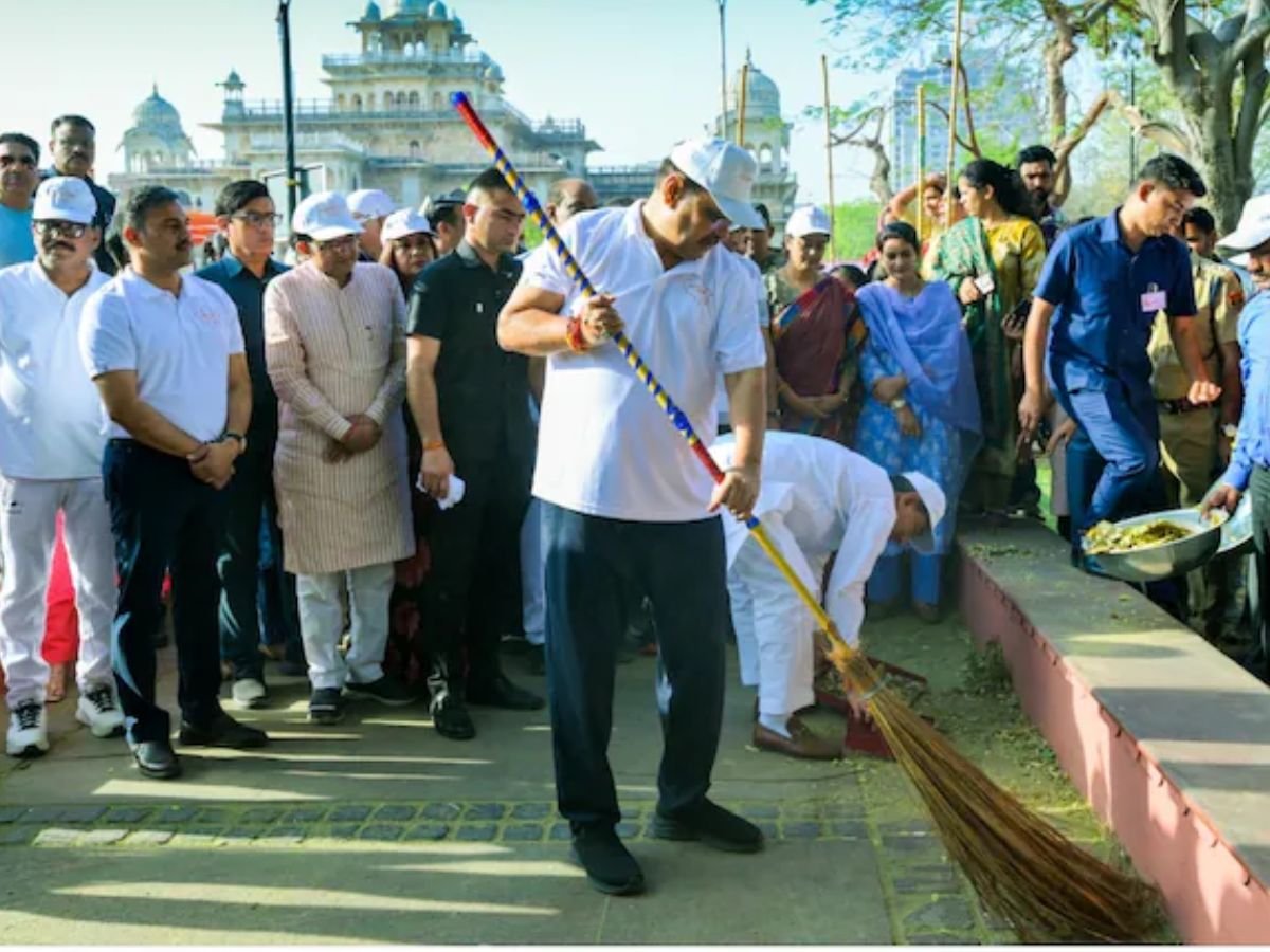 जयपुर की सड़कों पर झाड़ू लेकर उतरे cm भजनलाल