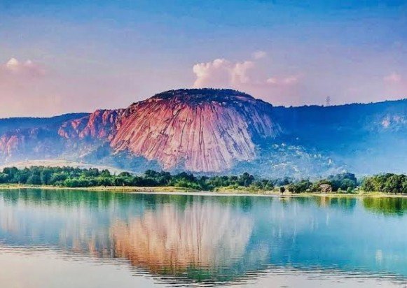 जशपुर का मधेश्वर पहाड़ जहां धरती ने खुद गढ़ दिया शिवलिंग सदियों से जल रही आस्था की लौ