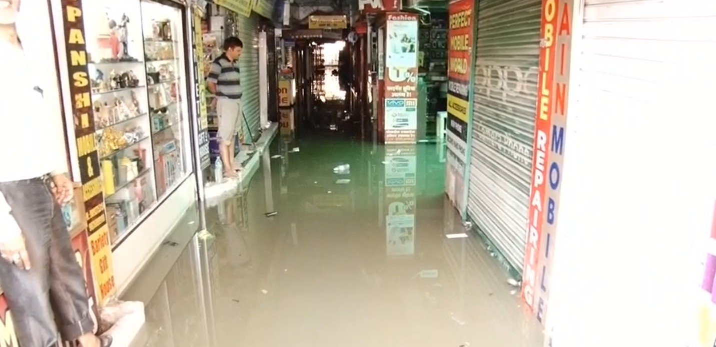 भोपाल के ज्योति टॉकीज कॉम्प्लेक्स के बेसमेंट में भरा पानी आक्रोशित हुए दुकानदार